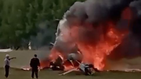 Олтой Республикасида ичида сайёҳлар бўлган вертолёт қулаб, ёниб кетди (видео)