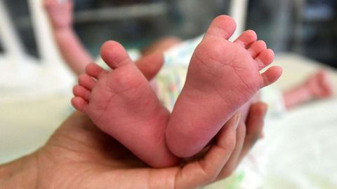 Ҳиндистонда эр-хотин iPhone 14 олиш учун чақалоғини сотди