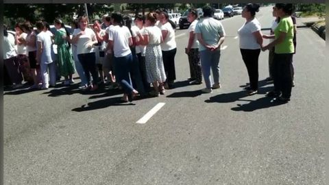 Ангрендаги корхонада иш ҳафтаси узайганидан норози бўлган ишчи қизлар автомобиль йўлни тўсиб қўйди (видео)
