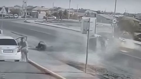 Хоразмда Gentra тўқнашган Damas йўловчиси машинадан учиб тушди (видео)