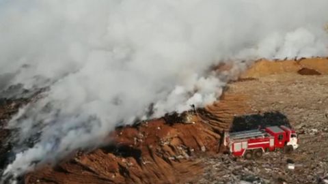 Из-за скопления метана в Казахстане постоянно горит свалка