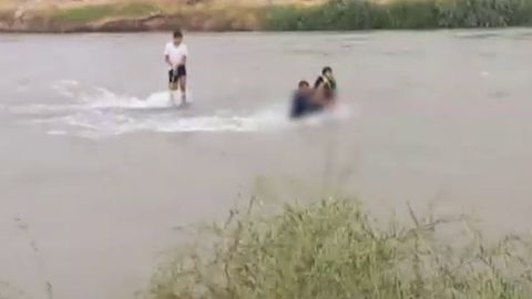 В Ташобласти спасли двух парней, которые увязли посреди реки (видео)