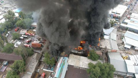 В Алматы произошел крупный пожар в районе барахолки