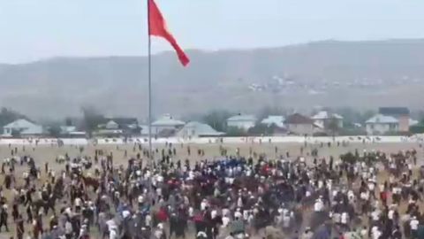 Қирғизистонда оммавий тартибсизлик юзага келди. Садир Жапаров ҳам воқеа жойида бўлган (видео)