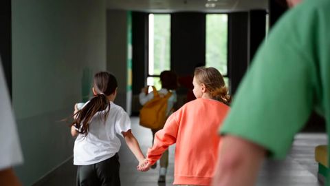 Неизвестный в Казахстане пытался увести двух первоклассниц