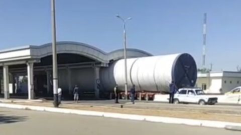 Jizzaxda yuk mashinasi YPX maskaniga tiqilib qolgani aytilgan video tarqaldi (video)