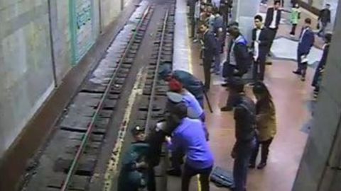 Toshkent metrosida 18 yashar talaba qiz poyezd relsiga sakradi
