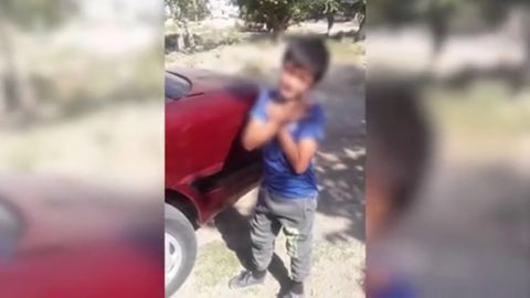 Жиззахда 12 ёшли бола икки синглиси билан машина бошқаргани аниқланди (видео)