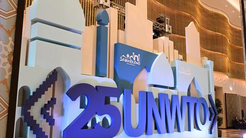 Шавкат Мирзиёев Бутунжаҳон туризм ташкилоти саммити очилишида нутқ сўзлайди