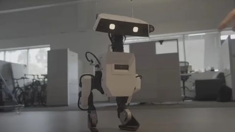 Disney kompaniyasi &ldquo;Vall-I&rdquo;ga o&lsquo;xshash hissiyot bilan raqsga tushuvchi robotni taqdim etdi (video)