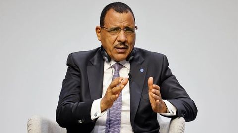 Нигернинг ҳокимиятдан ағдарилган президенти ҳибсдан қочишга урингани айтилди