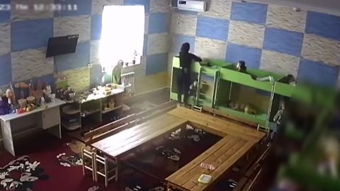 Хоразмдаги хусусий боғчада болаларга қўполлик қилган тарбиячи ишдан олинди