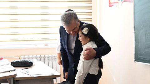 Shavkat Mirziyoyev Qarshidagi maktabni ham rejalashtirilmagan holda borib ko&lsquo;rdi