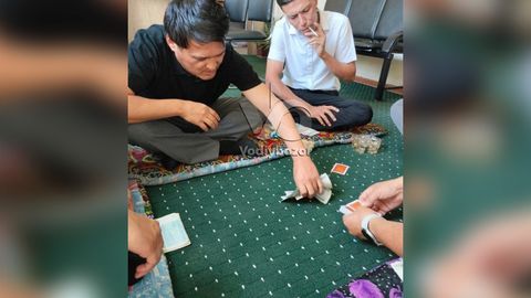 &ldquo;Xato qilgan bo&lsquo;lsam, qonun oldida javob beraman&rdquo; &mdash; Uchko&lsquo;prikda qarta o&lsquo;ynagan davlat xizmatchilari ishdan olindi