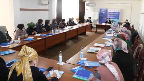 Кыргызских депутатов местных кенешей, возможно, будут обучать за счёт государства