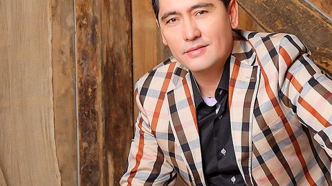 &ldquo;Ozodani sevaman&rdquo; qo&lsquo;shig&lsquo;i ortidan muammolarga duchor bo&lsquo;lgan va ketma-ket yaqinlaridan judo bo&lsquo;lgan xonanda Ravshan Komilov 59 yoshda (foto, video)