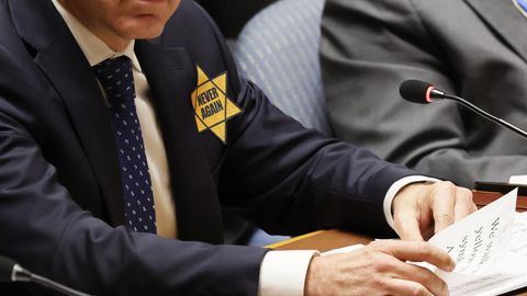 Сотрудники постпредства Израиля при ООН надели на себя желтые звезды