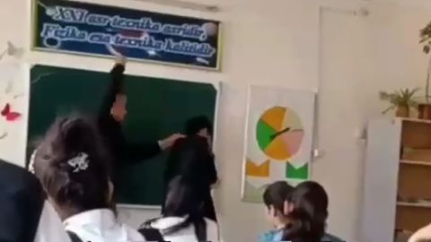 Хоразмдаги мактабда ўқитувчи дарс пайти ўқувчини аёвсиз калтаклади (видео)