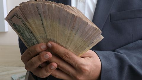 O&lsquo;zbekistonning to&lsquo;rtta hududida noqonuniy valyuta ayirboshlash bilan shug&lsquo;ullangan shaxslar ushlandi