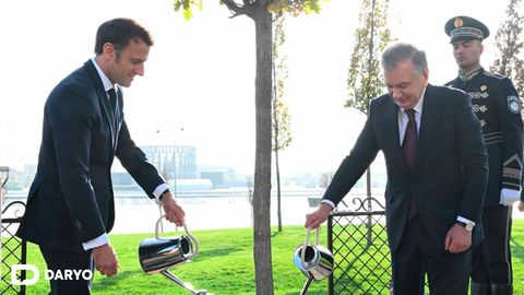 Shavkat Mirziyoyev va Emmanuel Makron O&lsquo;zbekistonning madaniy merosi ko&lsquo;rgazmasi bilan tanishdi va birgalikda daraxt ekdi