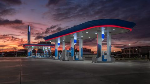 Ташкентцам приходится заправлять автомобили за границей