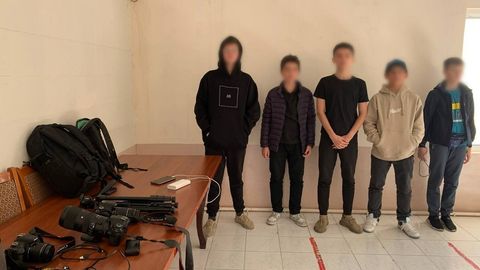 Toshkent xalqaro aeroporti panjarasi ortida turgan samolyotlarni suratga olgan yigitlar qo&lsquo;lga olindi