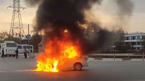 Toshkent viloyatida avtobus bilan to&lsquo;qnashgan Cobalt yonib ketdi (video)