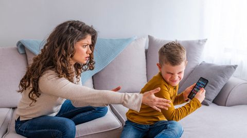 &ldquo;Gadjetlar asri&rdquo; bolalar nega harakatli o&lsquo;yinlarni o&lsquo;ynamay qo&lsquo;ydi va bu qanchalik xavfli?