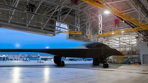 АҚШнинг энг янги стратегик бомбардимончи B-21 самолёти биринчи парвозини амалга оширди