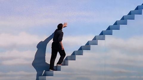 &ldquo;Тақдиримни Худо белгилаган деб ўйлардим. Энди билсам, лаънати продюсер ўз шоусининг рейтинги учун бутун ҳаётимни дастурлаган экан&hellip;&rdquo; &mdash; &ldquo;Труман томошаси&rdquo; фильми ҳақида