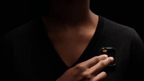 Former Apple employees create smartphone in shape of brooch