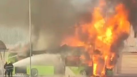 Тошкентда йўловчи автобуси бутунлай ёниб кетди (видео)&nbsp;