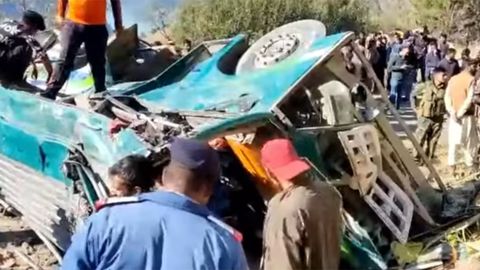 Ҳиндистонда йўловчи автобуси дарага қулаши оқибатида 36 киши ҳалок бўлди