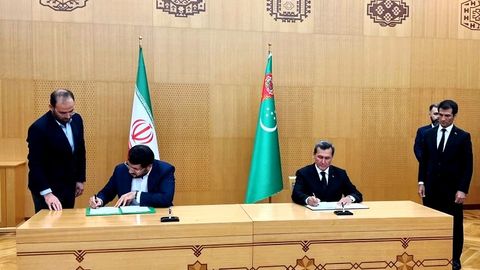 Иран и Туркменистан заключили крупные сделки в области энергетики и строительства