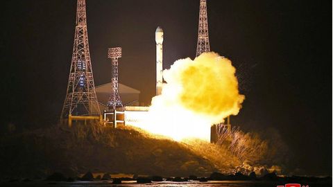 Шимолий Корея айғоқчи сунъий йўлдош учирди. Ким Чен Ин жараённи кузатди (фото) 