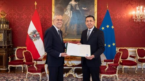 Uzbekistan's new ambassador presents credentials to Austrian President