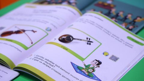 “Қизимнинг сифатли таълим олиши мен учун жуда муҳим” — депутат Умида Раҳмонова мактаб дарсликларини ўрганишга қарор қилди