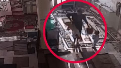 Buxorodagi bog&lsquo;chada tarbiyachi 2 yoshli bolani kaltakladi (video)&nbsp;