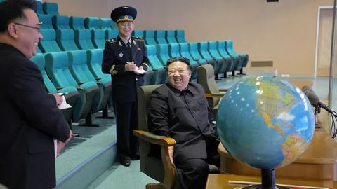 Ким Чен Ин Жанубий Корея шаҳарларининг сунъий йўлдошдан олинган суратларини кўриб чиқди