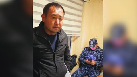“15 суткага тиқасан, кими келса ҳам чиқармайсан”. Термиз ҳокими қонун ҳимоячиларининг кўз ўнгида Ўзбекистон қонунларини оёқости қилди 