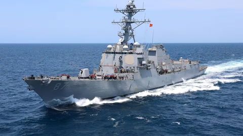 Yaman qirg‘oqlari yaqinida qo‘lga olingan Isroil tankeriga Amerika kemasi yordamga keldi