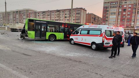 Toshkentda ichida yo&lsquo;lovchilar bo&lsquo;lgan avtobusga yuk mashinasi kelib urildi