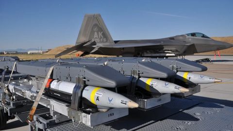 АҚШ Украинага 150 км масофага учадиган &ldquo;ақлли бомба&rdquo;лар етказиб беришни 2024 йилга қолдирди