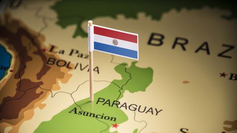 Paragvayda vazir&nbsp;mavjud bo&lsquo;lmagan davlat vakillari bilan memorandum imzoladi