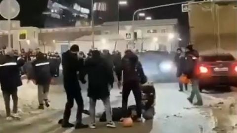 Rossiyada migrantlar ommaviy mushtlashdi (video)