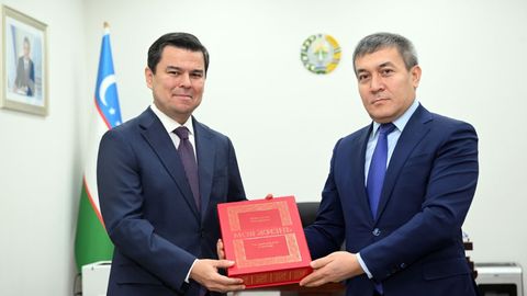 Shavkat Mirziyoyevga Nursulton Nazarboyevning&nbsp;memuarlar kitobi yetkazildi&nbsp;