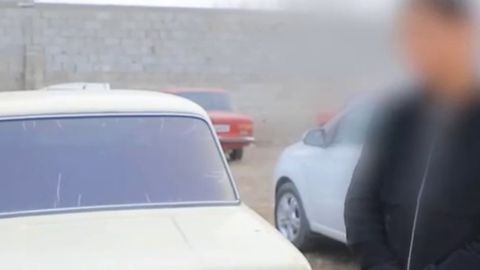 Namanganda yigit o&lsquo;z uyidan mashinani yashirincha olib qochgani aniqlandi (video)
