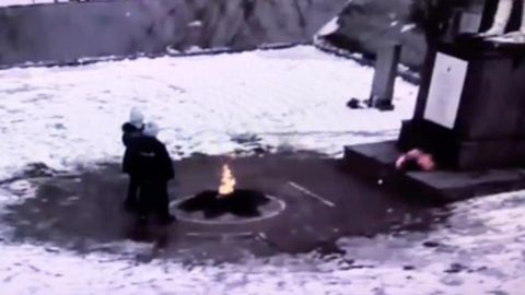 Трое подростков закидали снегом вечный огонь в Санкт-Петербурге
