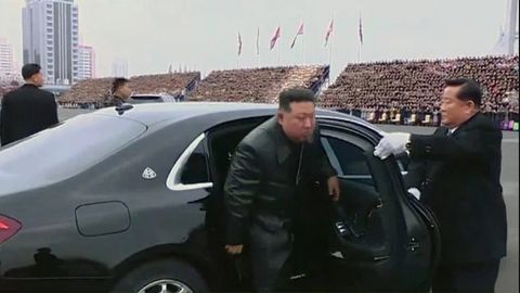 Shimoliy Koreya yetakchisi Kim Chen In Maybach avtomobilida ommaga ko‘rinish berdi