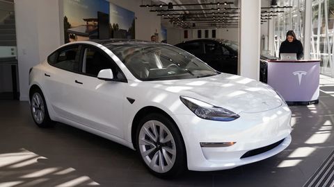 Tesla Autopilot funksiyasidagi muammo tufayli ikki milliondan ortiq elektromobilni chaqirib oladi